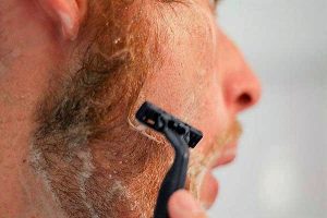 Раздражение кожи лица после бритья у мужчин на лице
